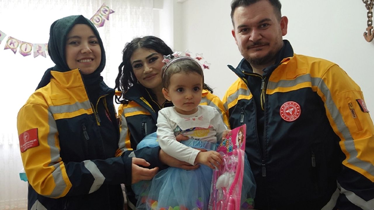 Ambulansta Doğan Almira, 2’nci Yaşını Doğumu Yaptıran Sağlık Ekibiyle Kutladı
