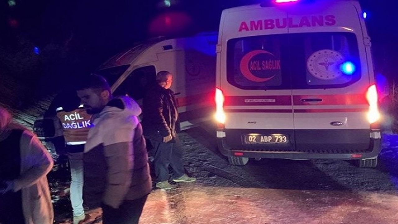 Kaza Yerine Giden İki Ambulans Buzlanma Nedeniyle Yoldan Çıktı