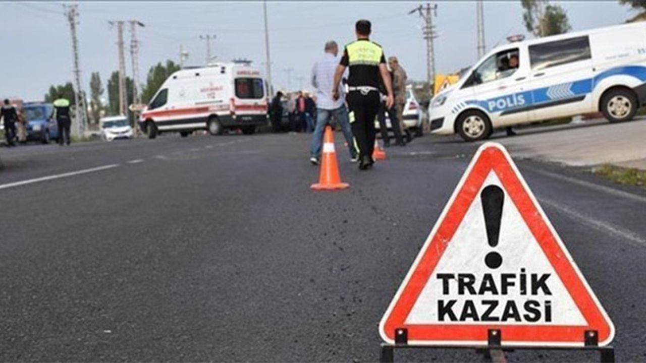 Sivas'ta Devrilen Otomobildeki 3 Sağlık Personeli Yaralandı!