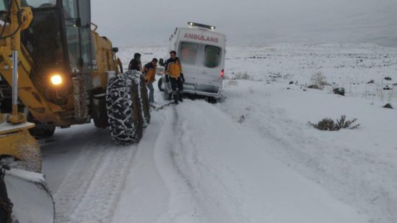 Van'da Kara Saplanan Ambulans Karla Mücadele Ekiplerince Kurtarıldı