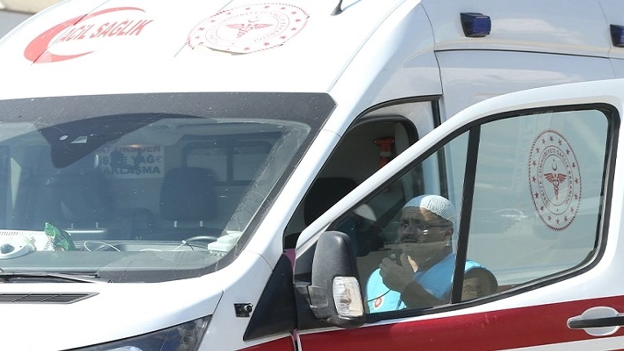 Deprem Bölgesinde İmamlar Ezanı Ambulanslardan Okuyor