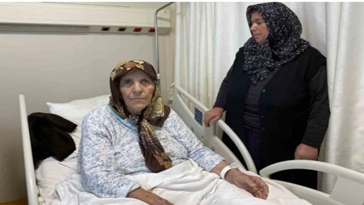 Depreme Hastanede Yakalanan 84 Yaşındaki Emine Teyze'yi Hemşire Kurtardı