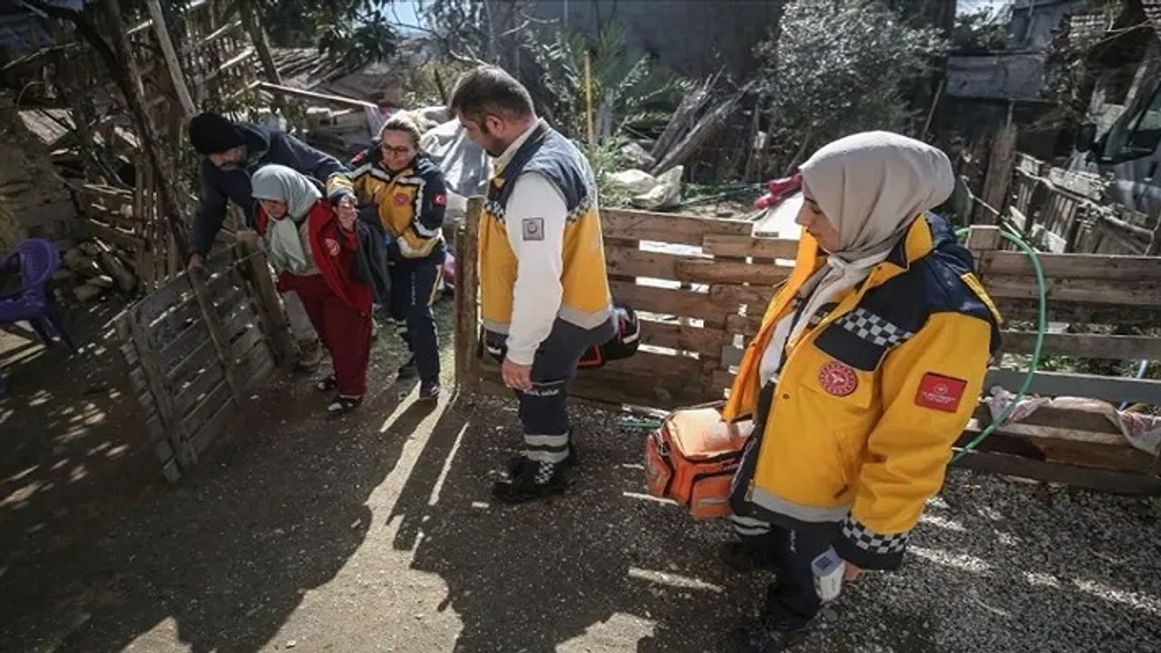 Hatay'ın Kırsal Mahallelerini 100 Ambulansla Gezerek Sağlık Hizmeti Veriyorlar