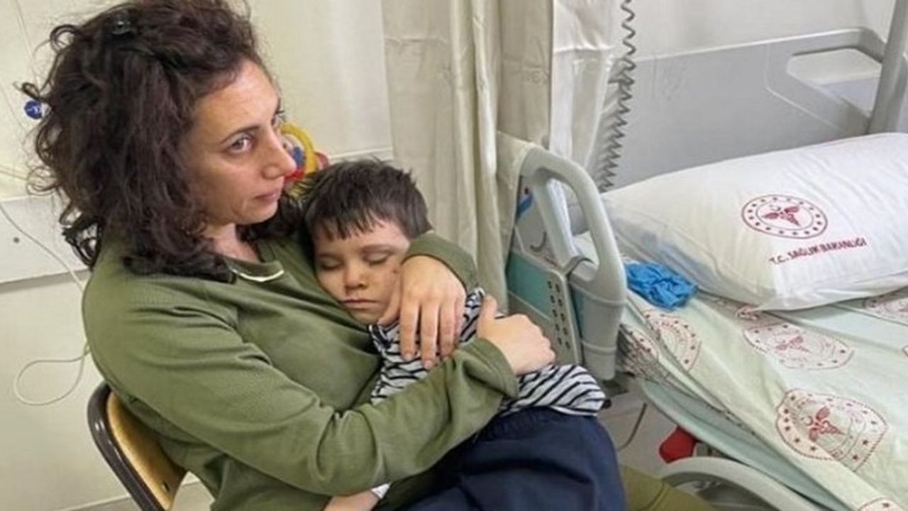 İsrailli Hemşire, Annesinden Ayrı Olan Aras'ı Sarılarak Uyuttu