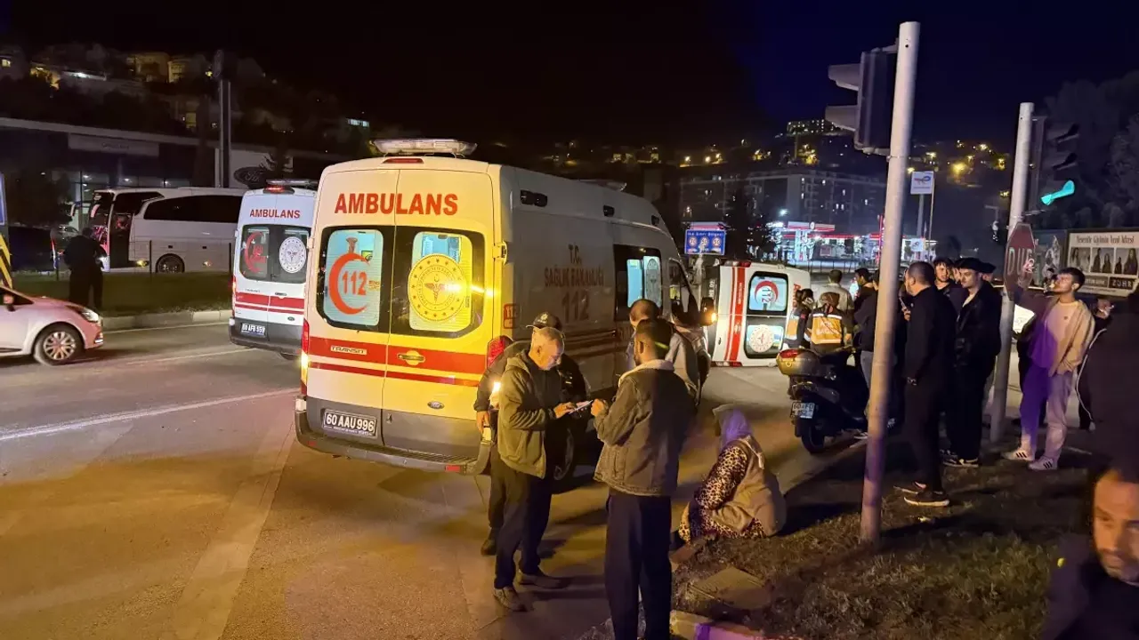 Ambulans Devrildi: 3 Sağlık Çalışanı Yaralandı!