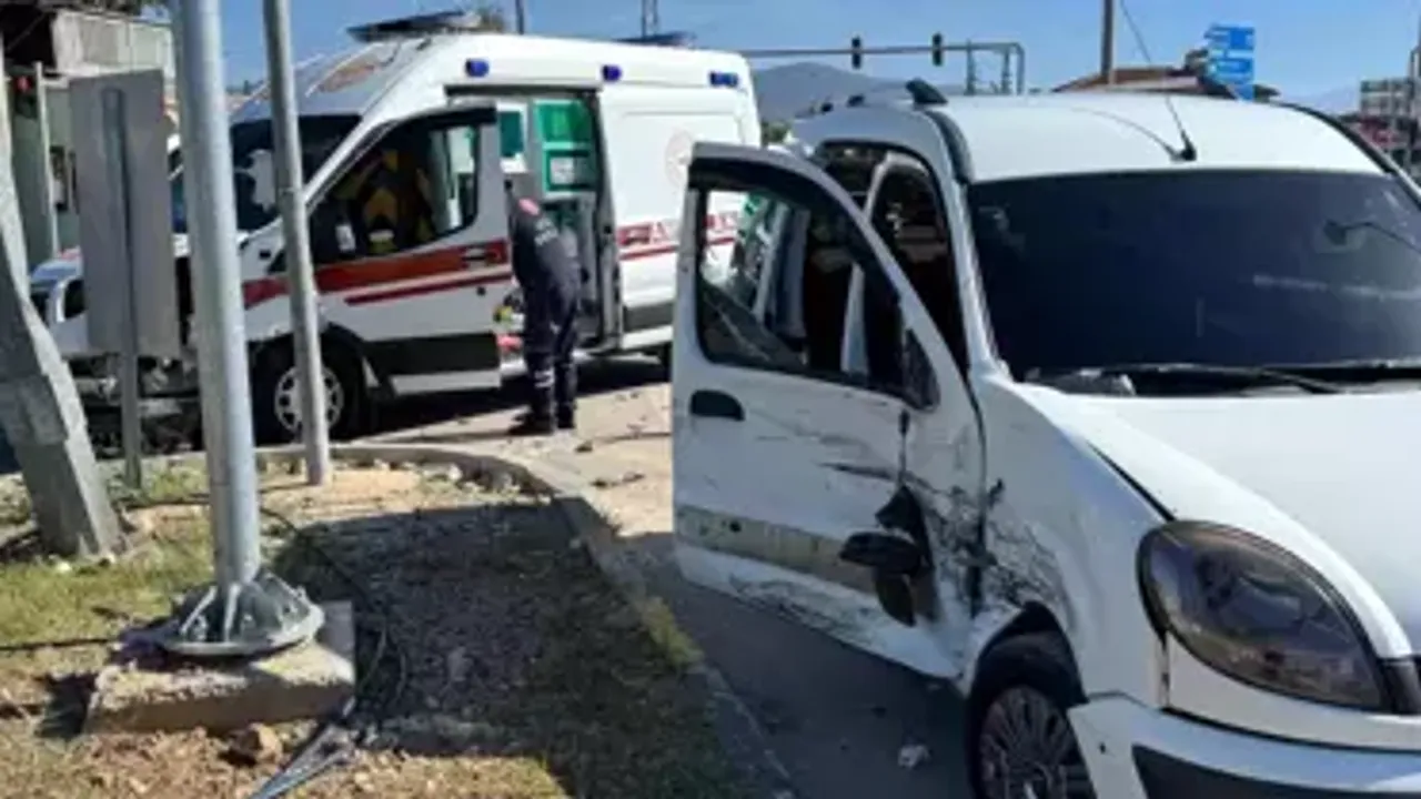 Fethiye'de Ambulans Kazası: 2 Yaralı