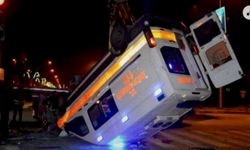 Otomobil İle Ambulans Çarpıştı 1 Ölü 9 Yaralı