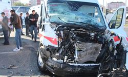 Çorum'da Ambulansla Otomobil çarpıştı: Yaralılar Var