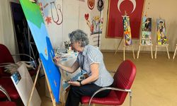 Emekli Öğretmen Hastanede Çocuklara Resimle Umut Oluyor