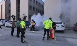 Hastanesi Otoparkında Araç Yandı