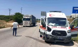 Ambulans Otomobille Çarpıştı: 1 Sağlık Personeli Yaralandı!