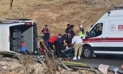Hemşireleri Taşıyan Minibüs Kaza Yaptı! 2 Hemşire Vefat Etti 15'i Yaralandı