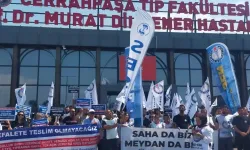 Sağlık Personelleri Hastane Önüne Eylem Yaptı