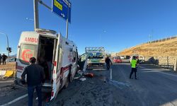 Ambulans İle Kamyonet Çarpıştı: 7 Kişi Yaralandı