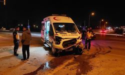 Akyazı’da Hasta Taşıyan Ambulans İle Otomobil Çarpıştı: 1 Yaralı