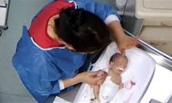 Kuvözdeki Bebeğe Şiddet Uygulayan Hemşire Tutuklandı