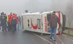 Yoğun Sis Kazaya Neden Oldu: Ambulans Bariyerlere Çarpıp Devrildi