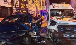 Adana Kozan’da Ambulans Park Halindeki Otomobile Çarptı