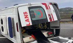 Adana Ceyhan’da Ambulans Devrildi: 3 Sağlık Personeli Yaralandı