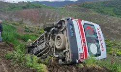 Siirt’te Ambulans Şarampole Devrildi: 3 Sağlık Personeli Yaralı