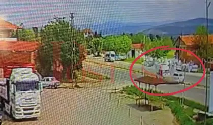 Ambulans İle Otomobil Çarpıştı, 2 Sağlık Personeli Yaralandı