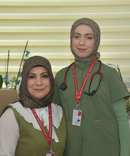 Hemşire Anne Ve Doktor Kızı Aynı Hastanede Göreve Başladı