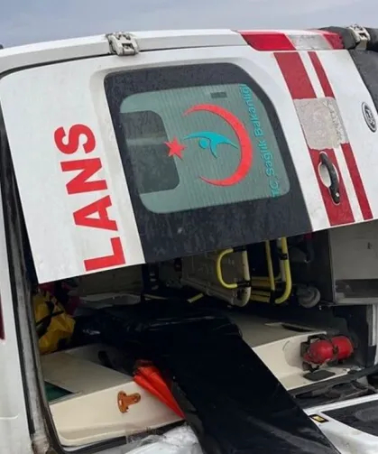 Adana Ceyhan’da Ambulans Devrildi: 3 Sağlık Personeli Yaralandı