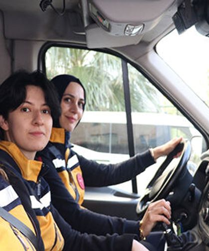 Kadın Ambulans Şoförü: Direksiyon Başında Saniyelerle Yarışıyoruz