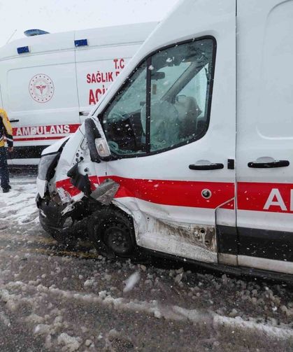 Gümüşhane’de Ambulansla Otomobil Çarpıştı: 3 Yaralı