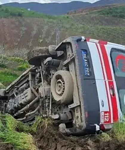 Siirt’te Ambulans Şarampole Devrildi: 3 Sağlık Personeli Yaralı