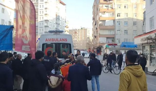 Eşinin Boğazını Kesen Adam, Sağlık Personellerini Eve Kilitledi