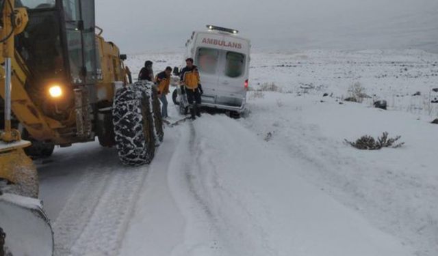 Van'da Kara Saplanan Ambulans Karla Mücadele Ekiplerince Kurtarıldı