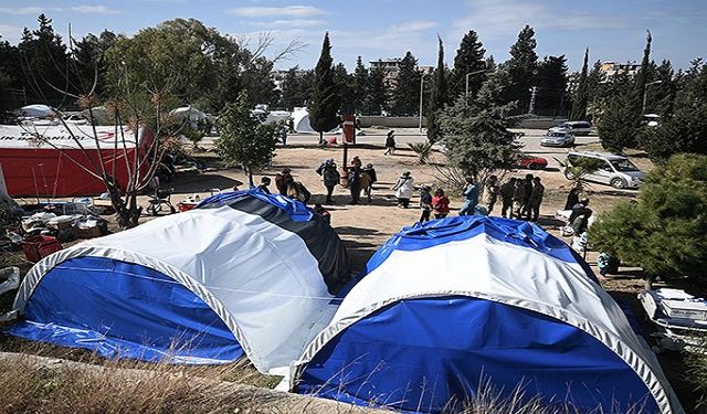 Depremin Ardından Tedbiren Boşaltılan Hastanenin Sağlık Hizmeti Çadırlarda Sürdürülüyor