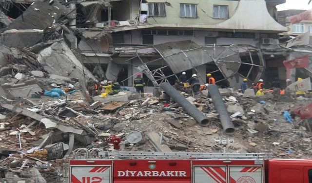 Diyarbakır'da Depremde 7 Sağlık Personeli Hayatını Kaybetti!