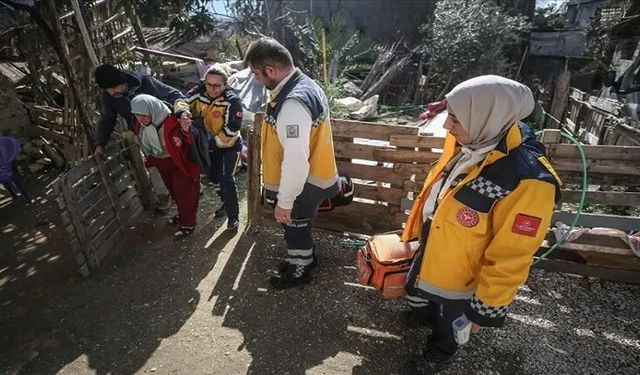 Hatay'ın Kırsal Mahallelerini 100 Ambulansla Gezerek Sağlık Hizmeti Veriyorlar