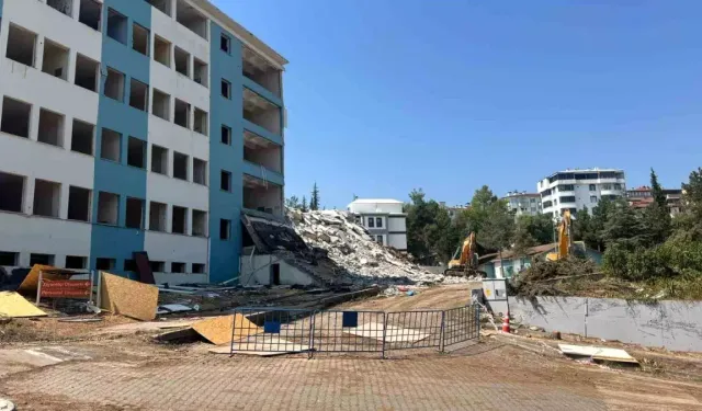 Bilecik'teki Eski Devlet Hastanesi Yıkılıyor, Yeni Servis Geliyor