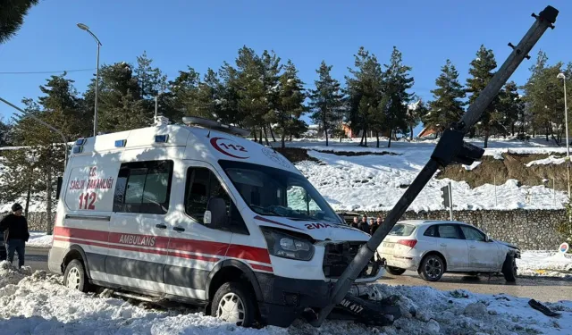 Ambulans Trafik Işıklarına Çarptı! 2 Yaralı