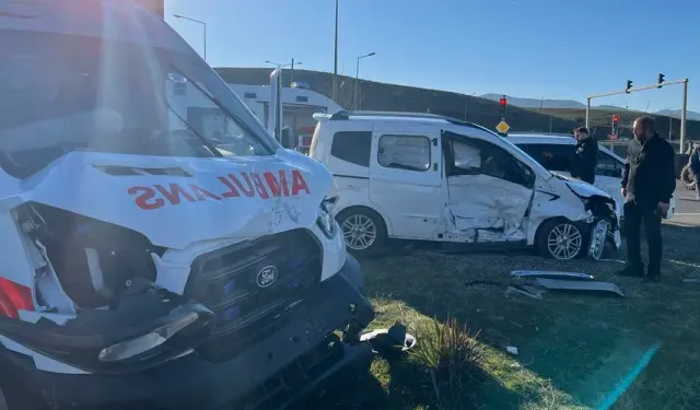 Bingöl’de Hastayı Taşıyan Ambulansa, Hasta Yakını Çarptı