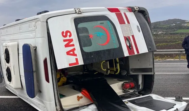 Adana Ceyhan’da Ambulans Devrildi: 3 Sağlık Personeli Yaralandı