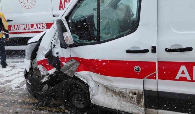 Gümüşhane’de Ambulansla Otomobil Çarpıştı: 3 Yaralı