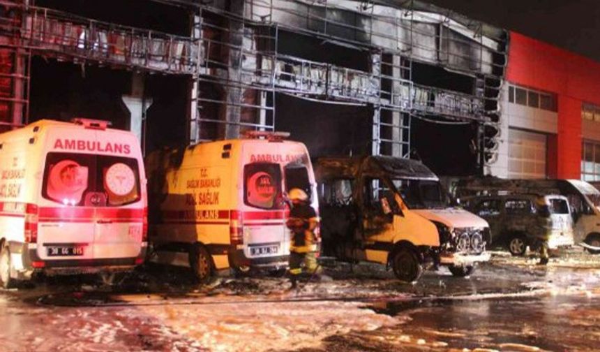 Tamirhanede Çıkan Yangında 2 Ambulans Alevlere Teslim