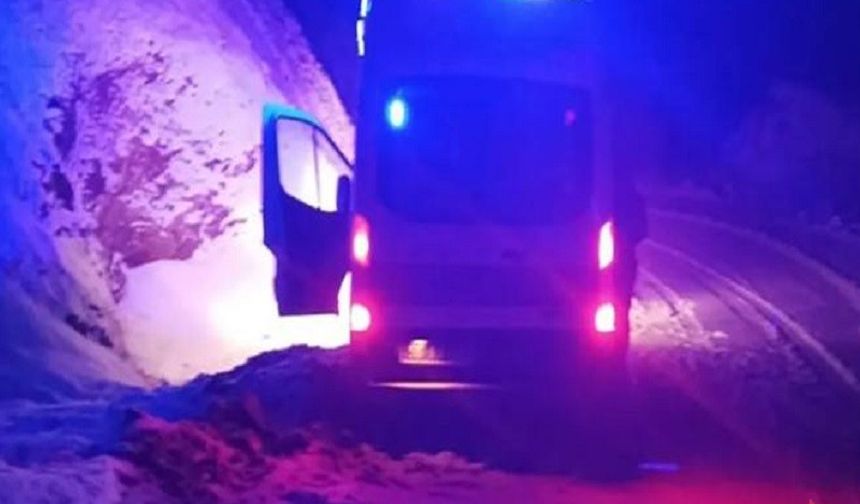 Yılın İlk Kara Saplanan Ambulansı Kurtarıldı