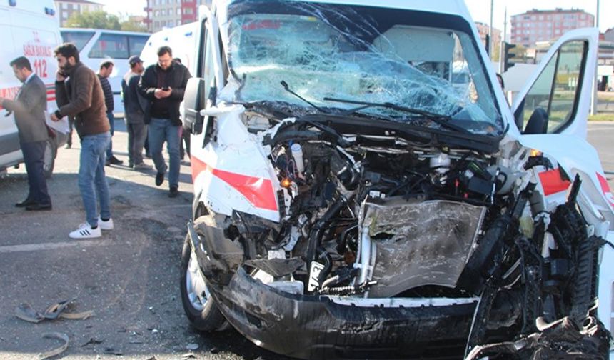 Çorum'da Ambulansla Otomobil çarpıştı: Yaralılar Var