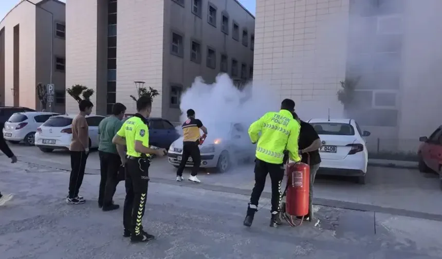 Hastanesi Otoparkında Araç Yandı