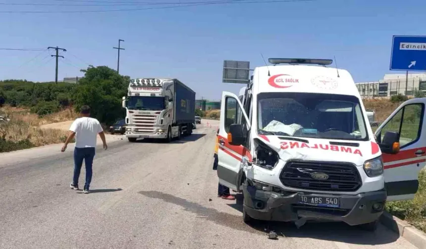 Ambulans Otomobille Çarpıştı: 1 Sağlık Personeli Yaralandı!