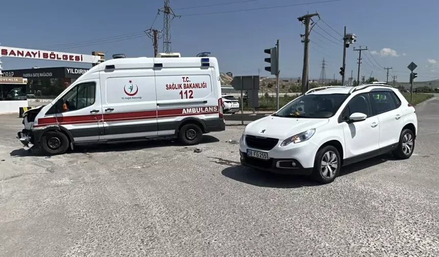 Sivas'ta Ambulans Kazası: 2'si Sağlık Personeli, 5 Kişi Yaralandı!
