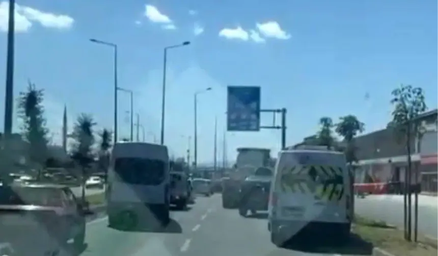 Düzce'de Fermuar Sistemiyle Sürücüler Ambulansa Yol Verdi