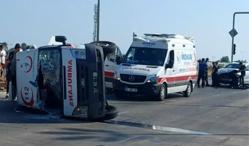 Kumluca'da Ambulans Kazası: 3 Yaralı