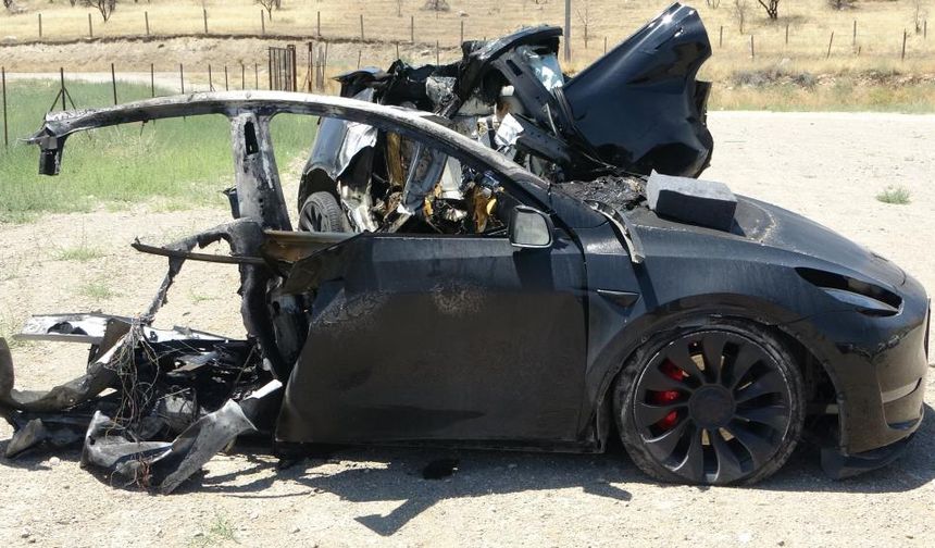 Tesla İkiye Bölündü: İki Hemşire Yanarak Hayatını Kaybetti