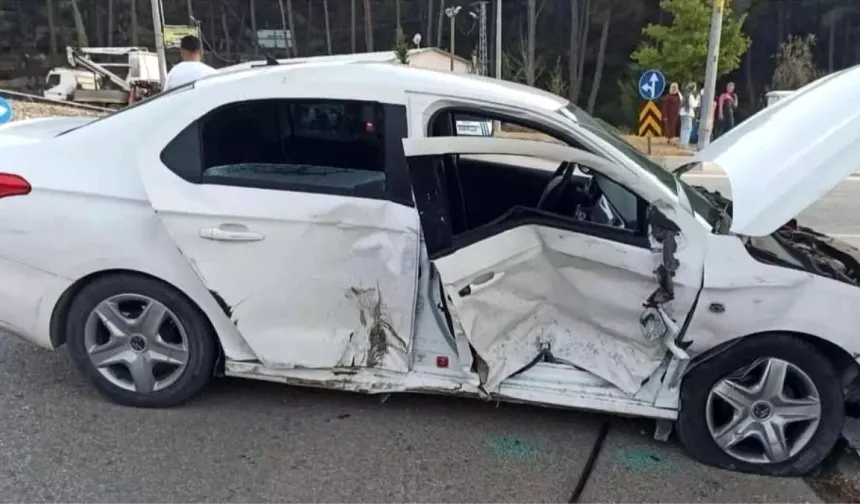 Hatay'da Ambulans ve Otomobil Çarpıştı: 5 Yaralı